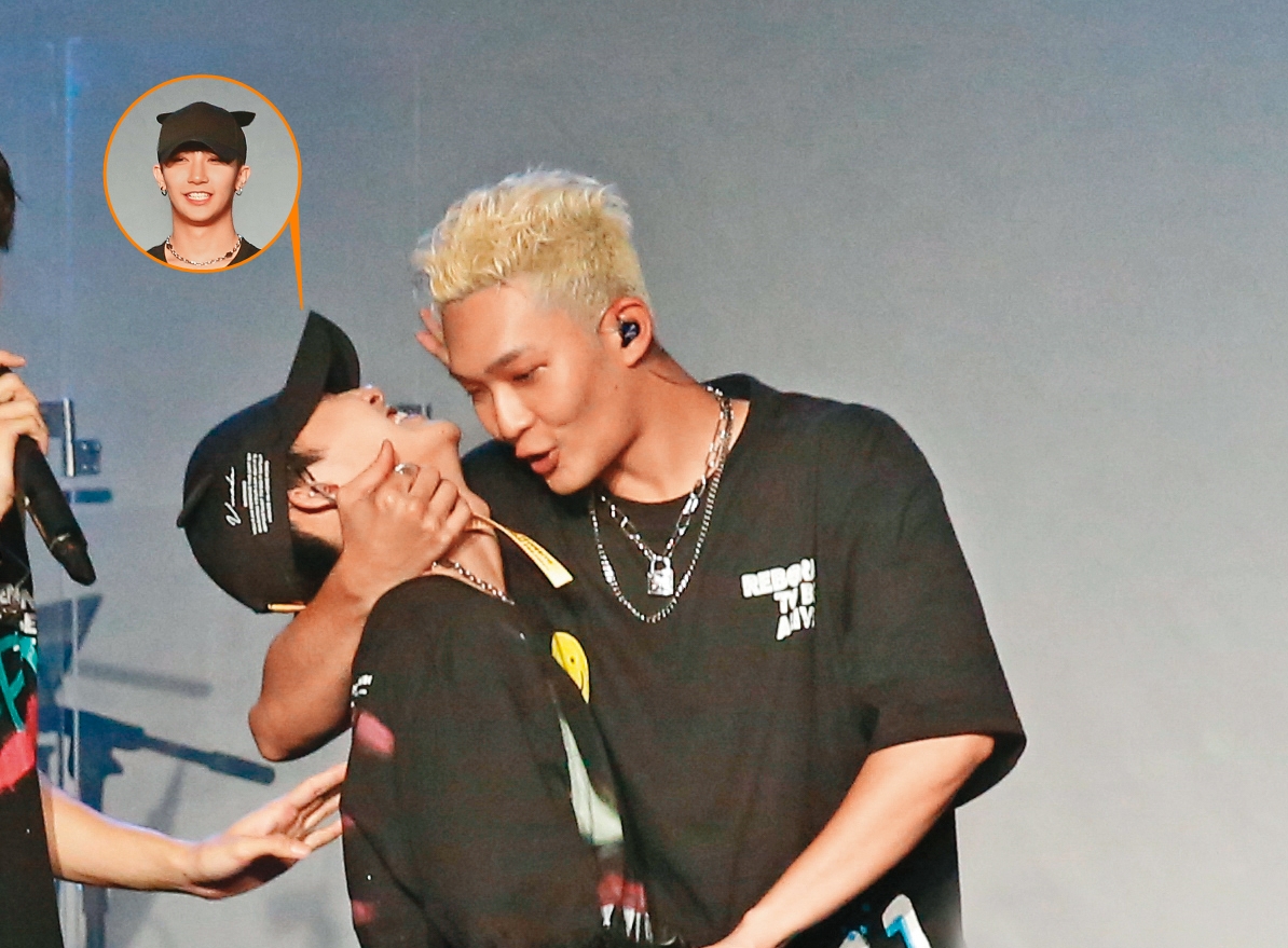 《原子少年》人氣王小孩（左）驚喜現身U:NUS演唱會，高胥崴（右）作勢要親他。