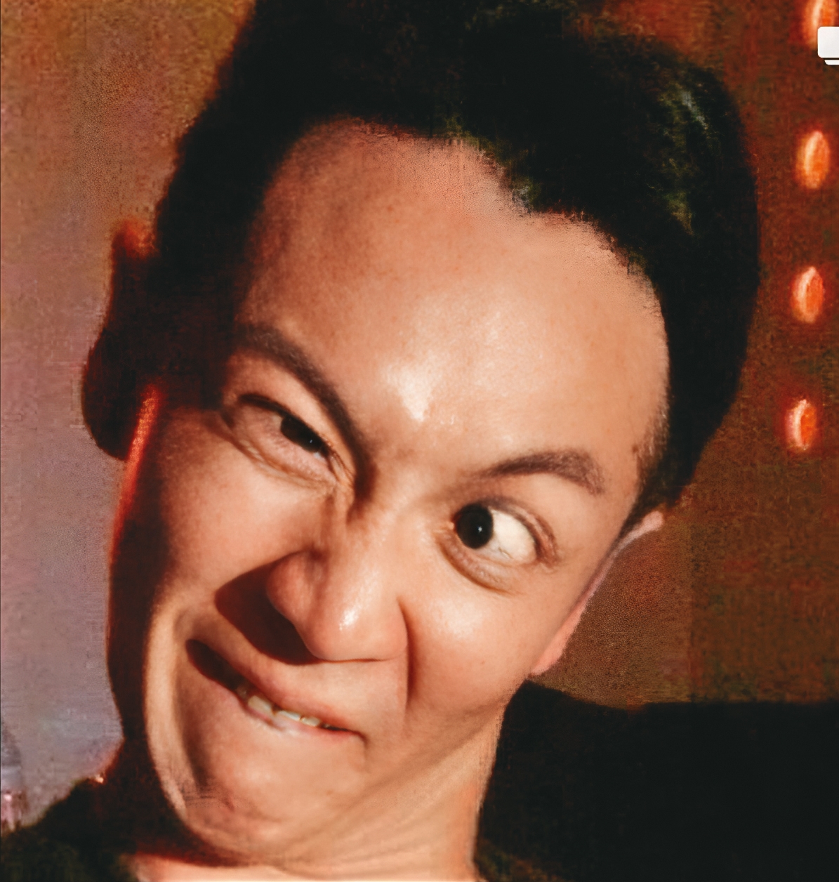 柯震東毫無偶包，大剌剌以鬥雞眼見人，阿東長大了呀～他執導的處女作《黑的教育》熱烈上映中。（幫工商服務一下）（翻攝自柯震東IG）