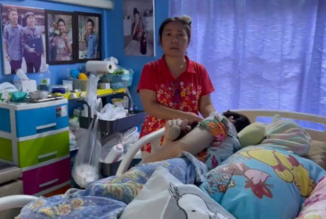 泰國一名男子車禍變成植物人，但軍方卻要求母親帶他到徵兵中心給軍官檢查是否免役。（翻攝自pptvhd36）