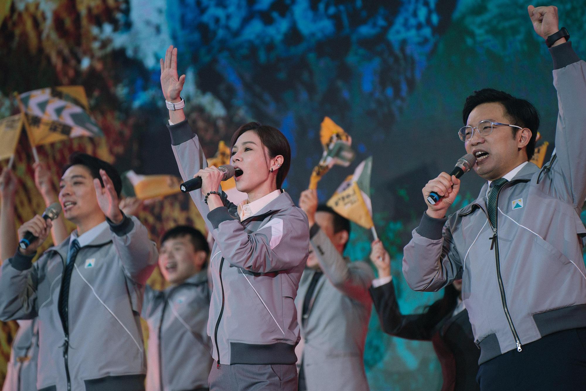 雙金影后謝盈萱《人選之人》化身幕僚，號召上千臨演踏上凱道吶喊助選。（Netflix提供）