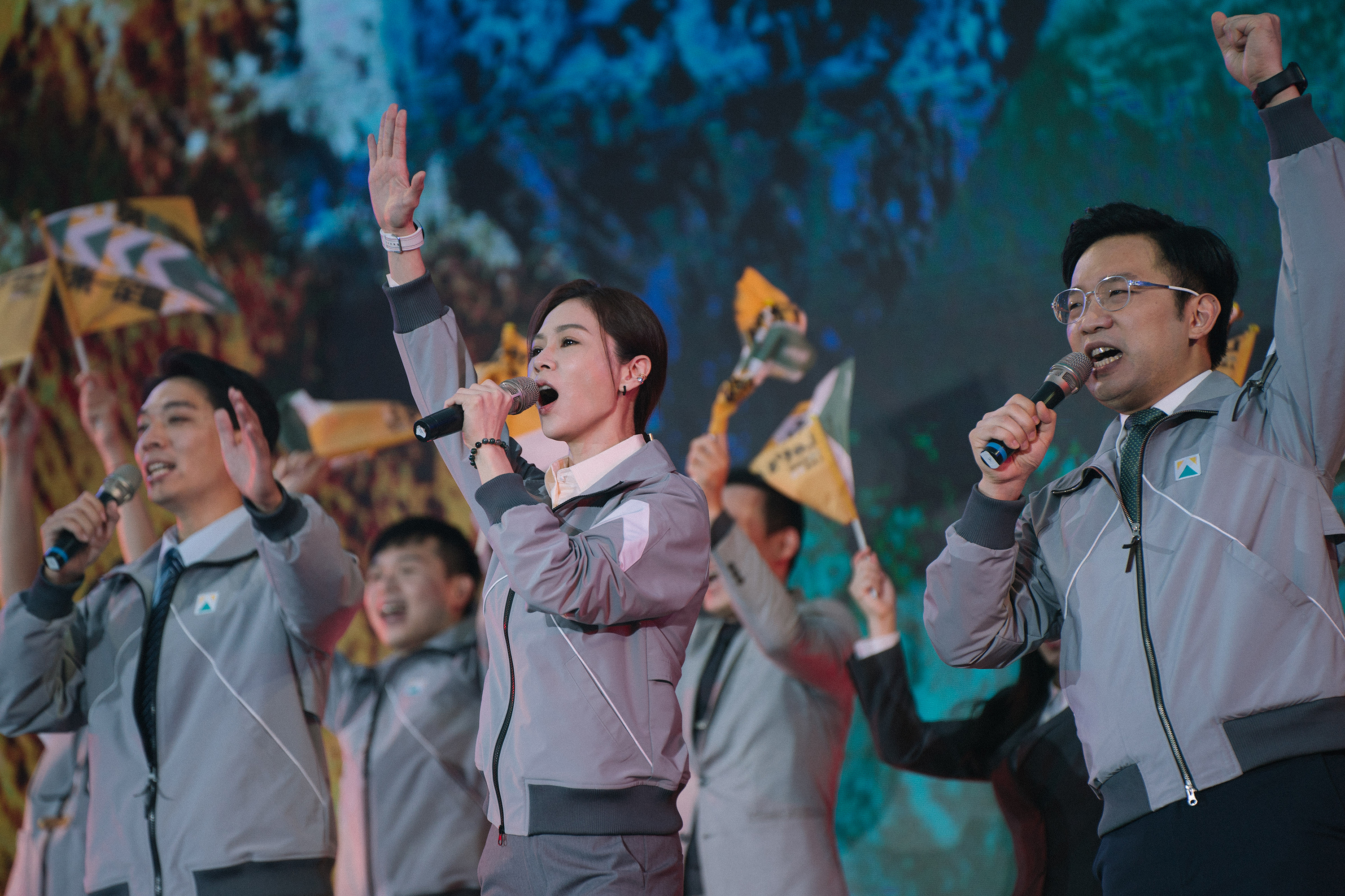 雙金影后謝盈萱《人選之人》化身幕僚，號召上千臨演踏上凱道吶喊助選。（Netflix提供）