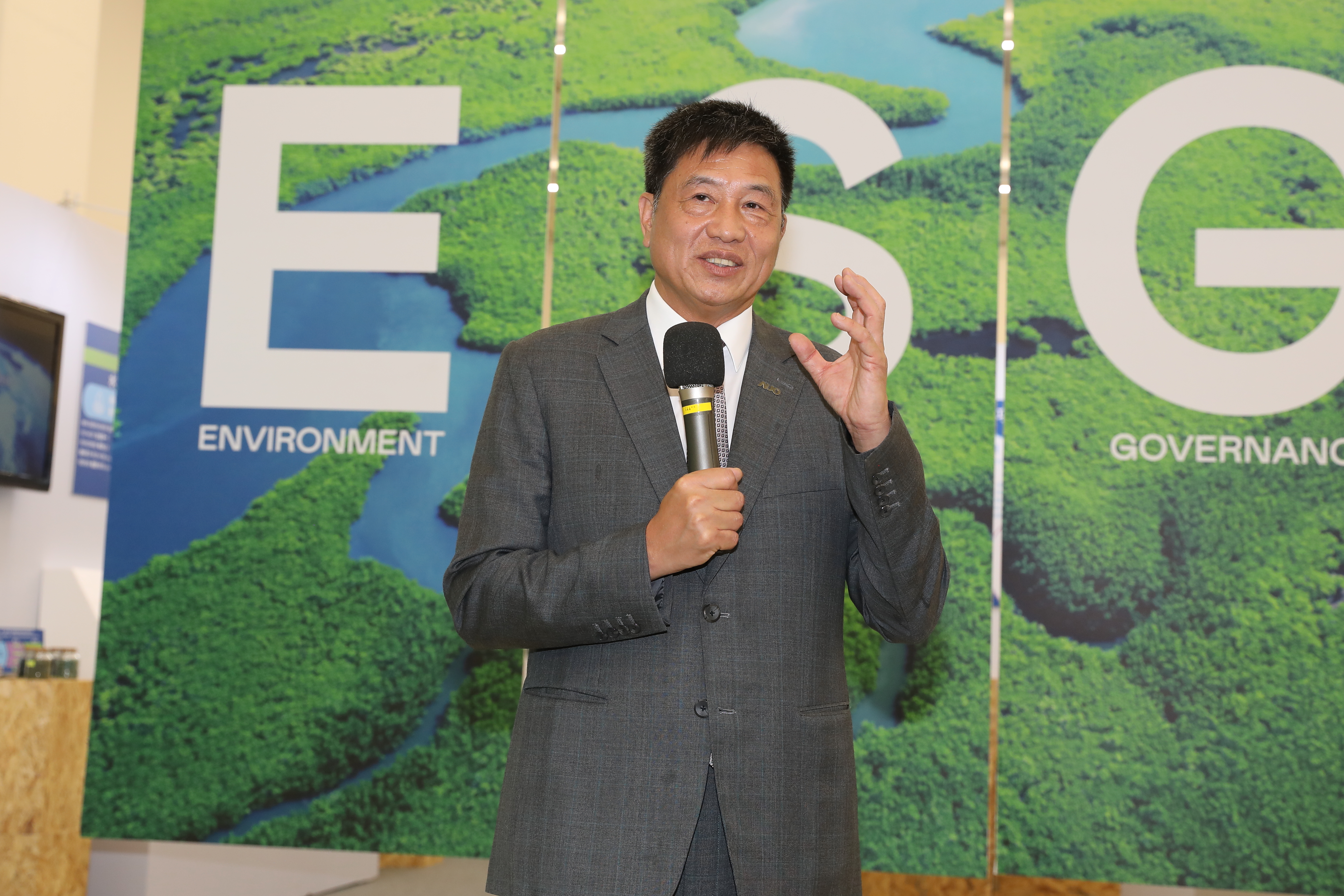 友達董事長彭双浪日前喊出，2025年非面板事業營收要達2成以上，本月將於Touch Taiwan展大秀新品。（本刊資料照）