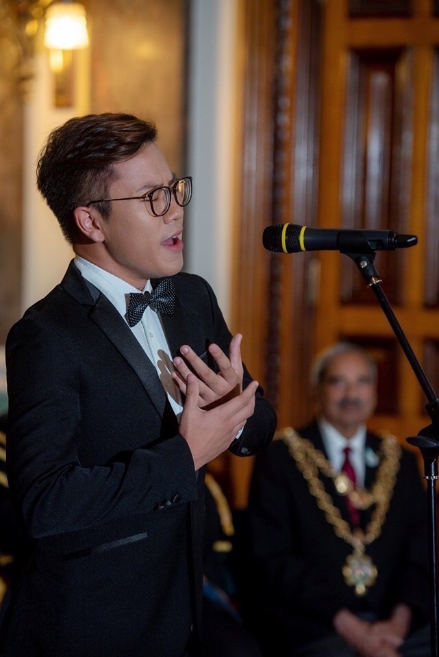 朱育陞在英國攻讀聲樂時拿下大學新生Talent competition 第一名，獲邀在伯明翰市政廳演出。（朱育陞提供）
