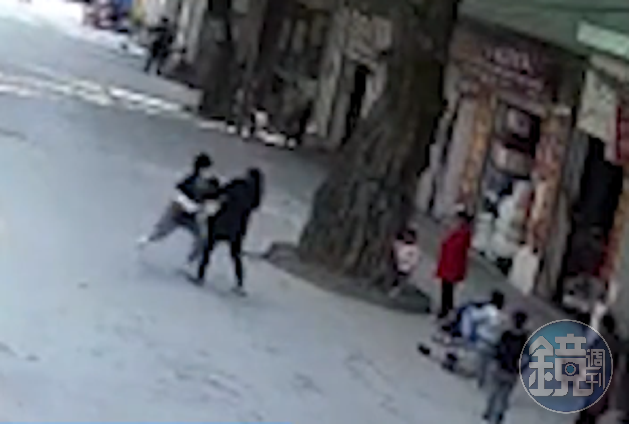12歲男童因不滿母親將手機沒收，便發狂毆打母親。（翻攝自微博）