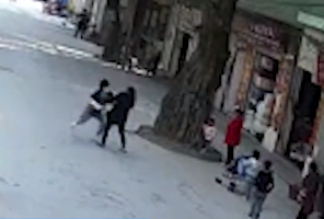 12歲男童因不滿母親將手機沒收，便發狂毆打母親。（翻攝自微博）