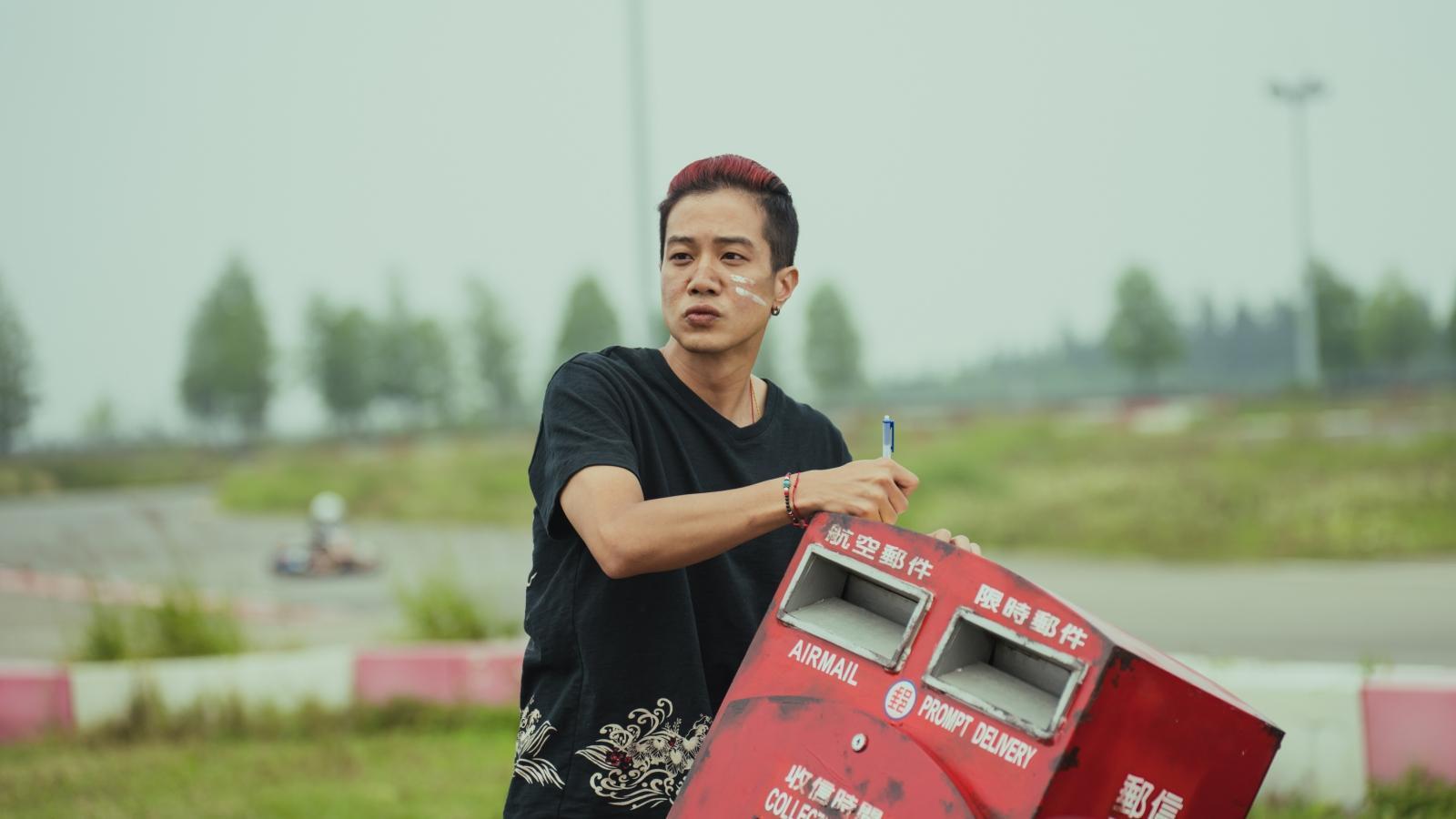 薛仕凌的角色孑然一身,在賽車場寫下寄給父母的信一幕賺人熱淚。(大慕影藝、華映娛樂提供)