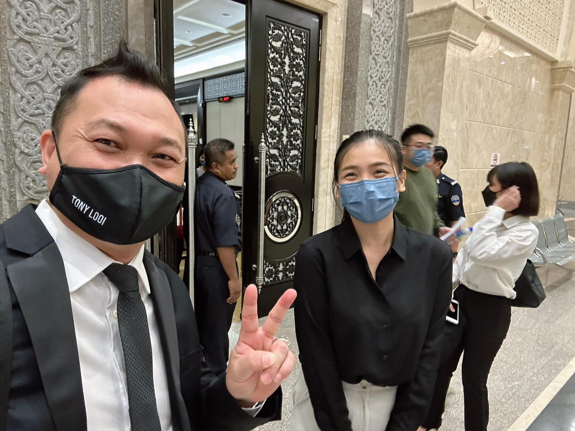 馬來西亞女子沈可婷（右前）最終獲判無罪，支持者雷智雄開心和她合照。（翻攝自拿督雷智雄博士 Dato' Tony Looi Chee Hong臉書）