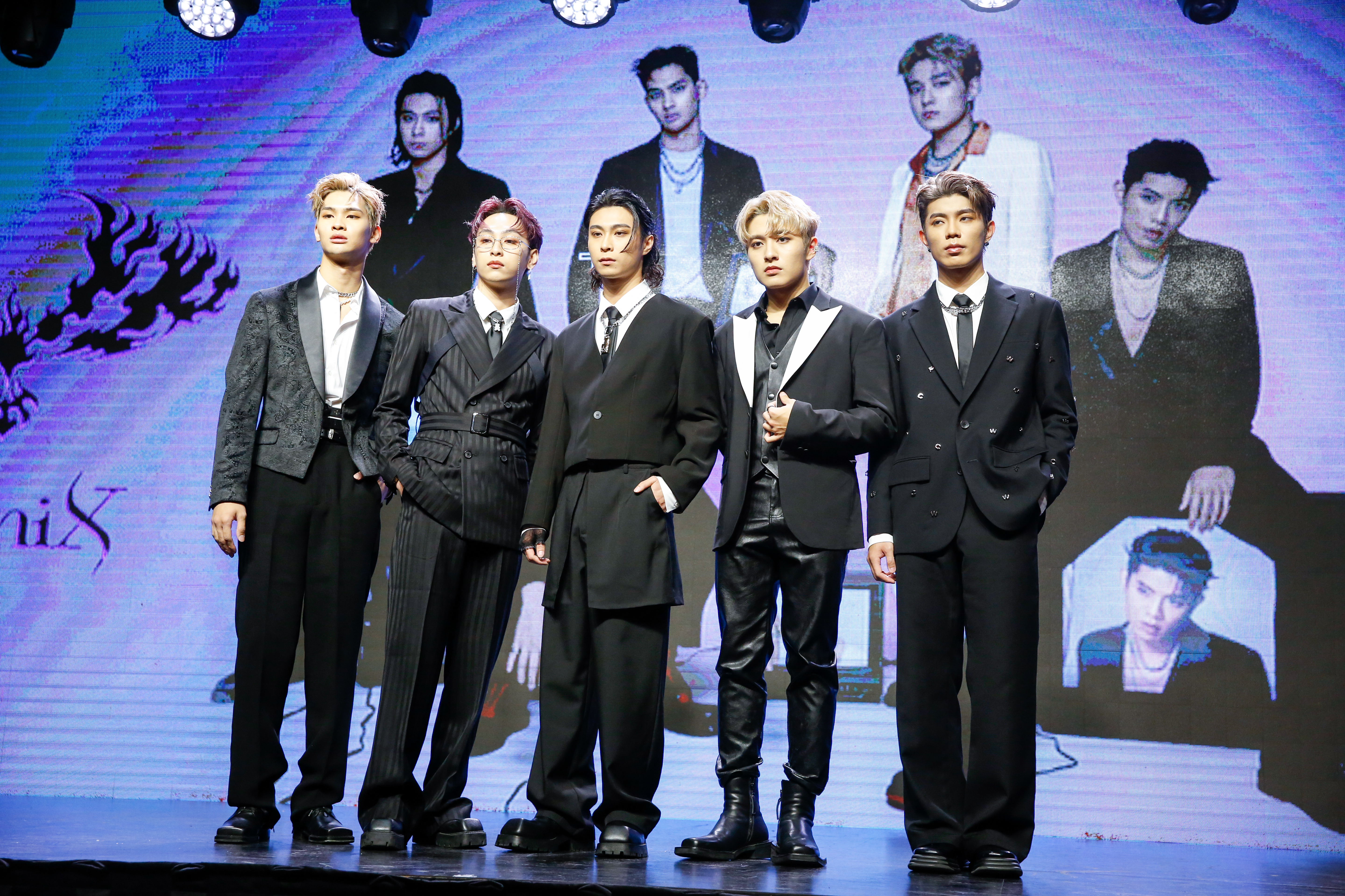 FEniX推出首張同名專輯《FEniX》。