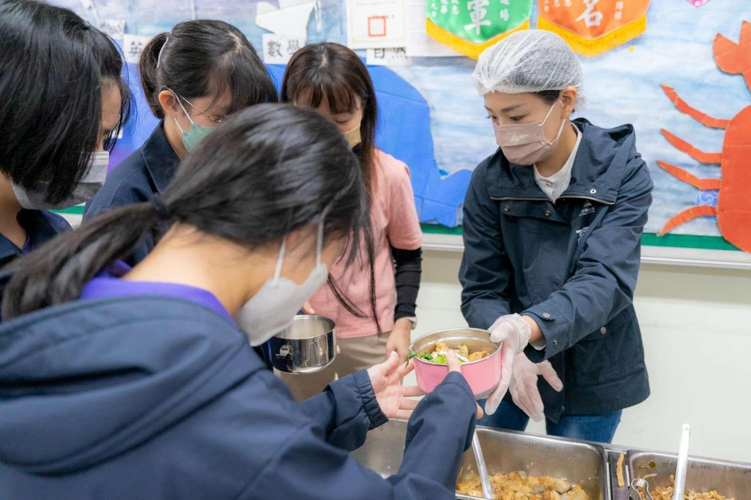 高虹安宣布下學年度起營養午餐費用將隨物價調整，增加每餐自付額。（新竹市府提供）
