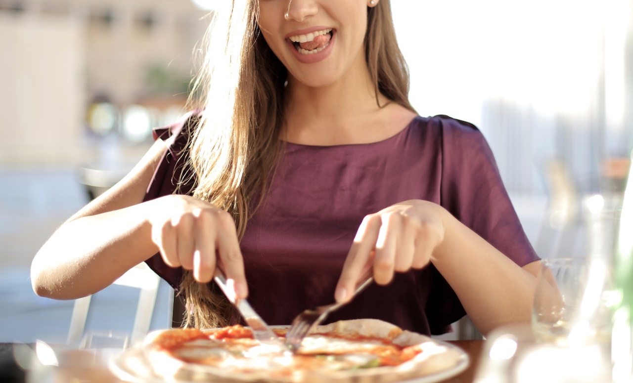 網友在臉書分享女友驚人食量，每月伙食費高達7萬元。（示意圖，Pexels）