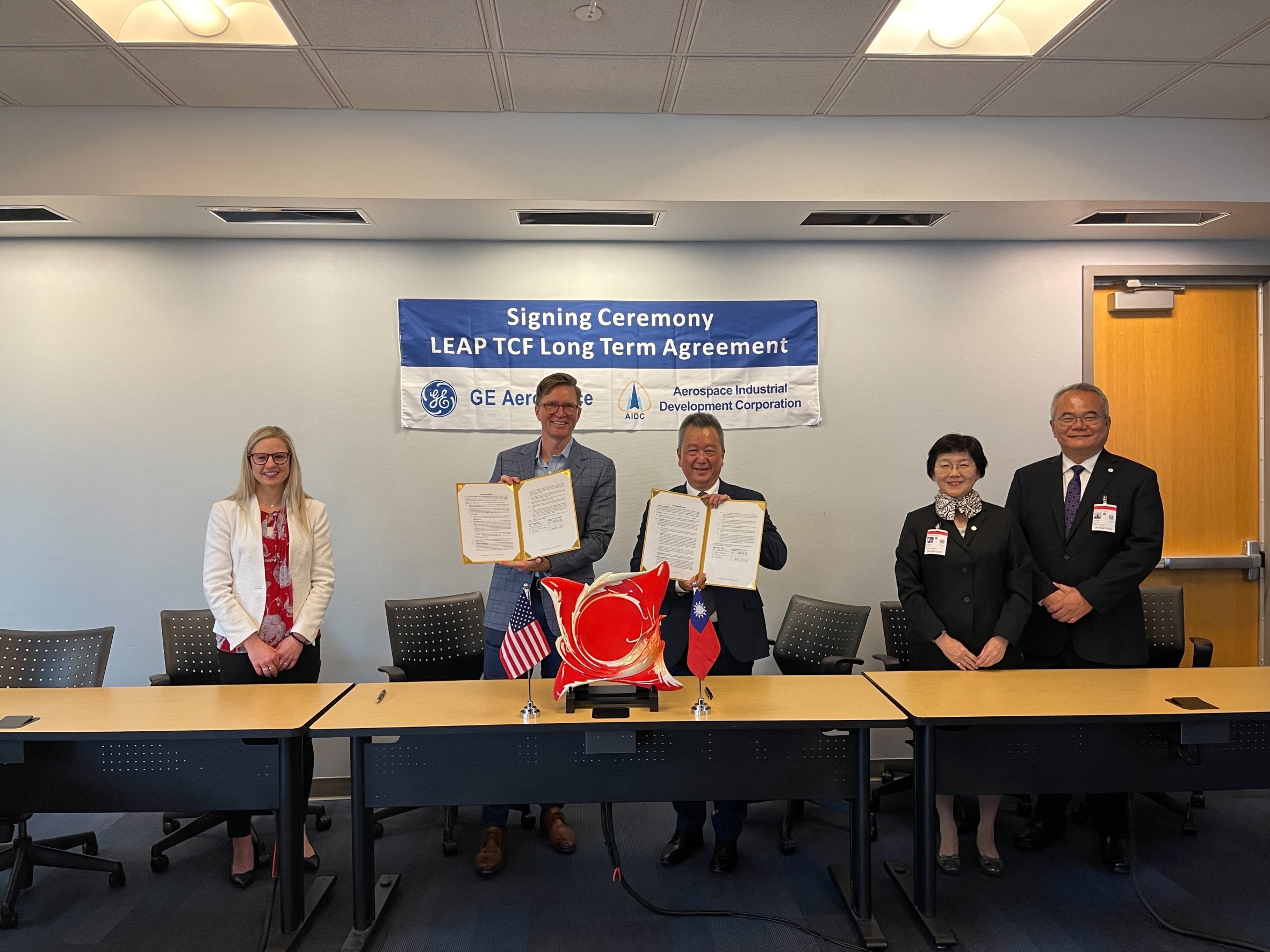 漢翔公司董事長胡開宏（右3）日前率領公司高階管理團隊，拜會全球發動機製造大廠GE Aerospace公司，順利拿下發動機核心零組件10年長期合約的大單。（漢翔提供）