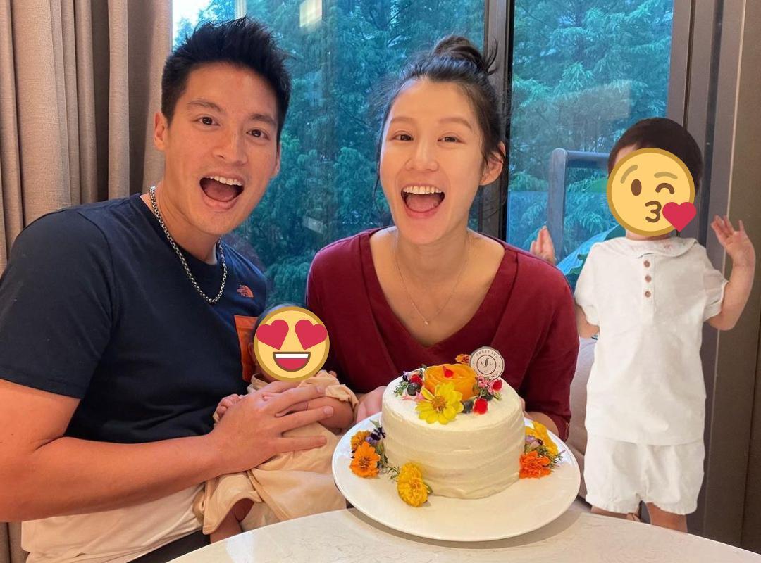 許孟哲(左)、趙孟姿(右2)與女兒Doreen(右)、兒子Liam(左2)一家四口和樂融融。(翻攝自許孟哲IG)