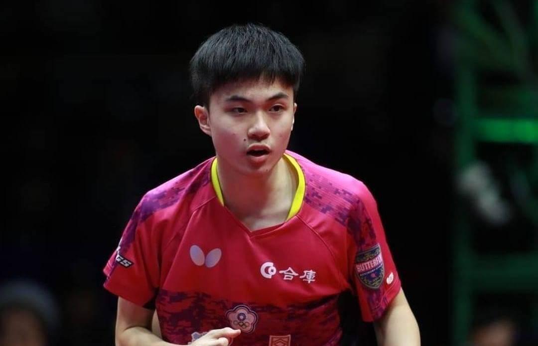林昀儒在16強賽事碰上強敵馬龍,最終他拿下3比1局勝出,順利晉級男單8強賽事。(翻攝自林昀儒臉書)