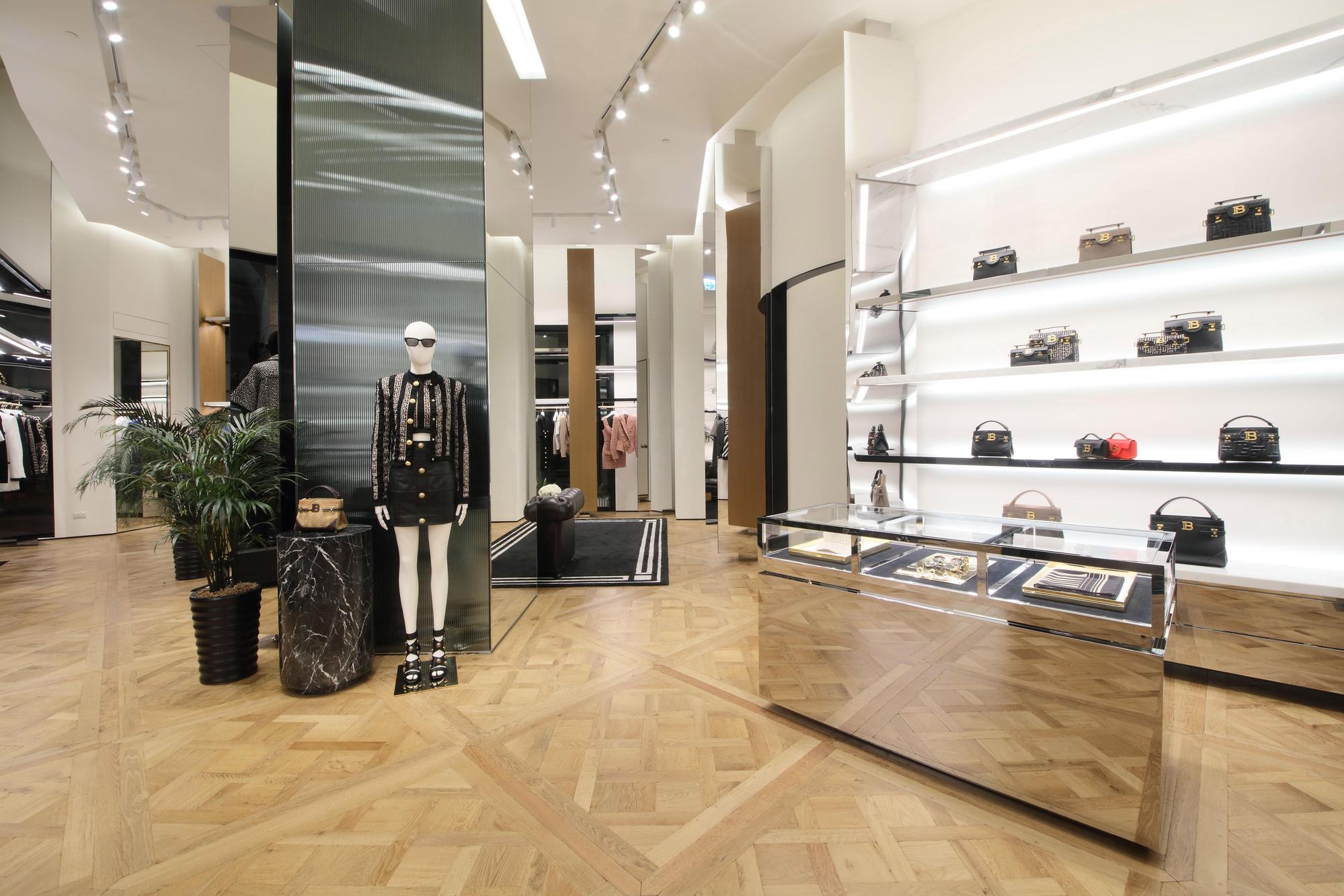 BALMAIN專門店內部設計沿用巴黎Saint-Honoré旗艦店的黑、金色主色調。(美之心提供)