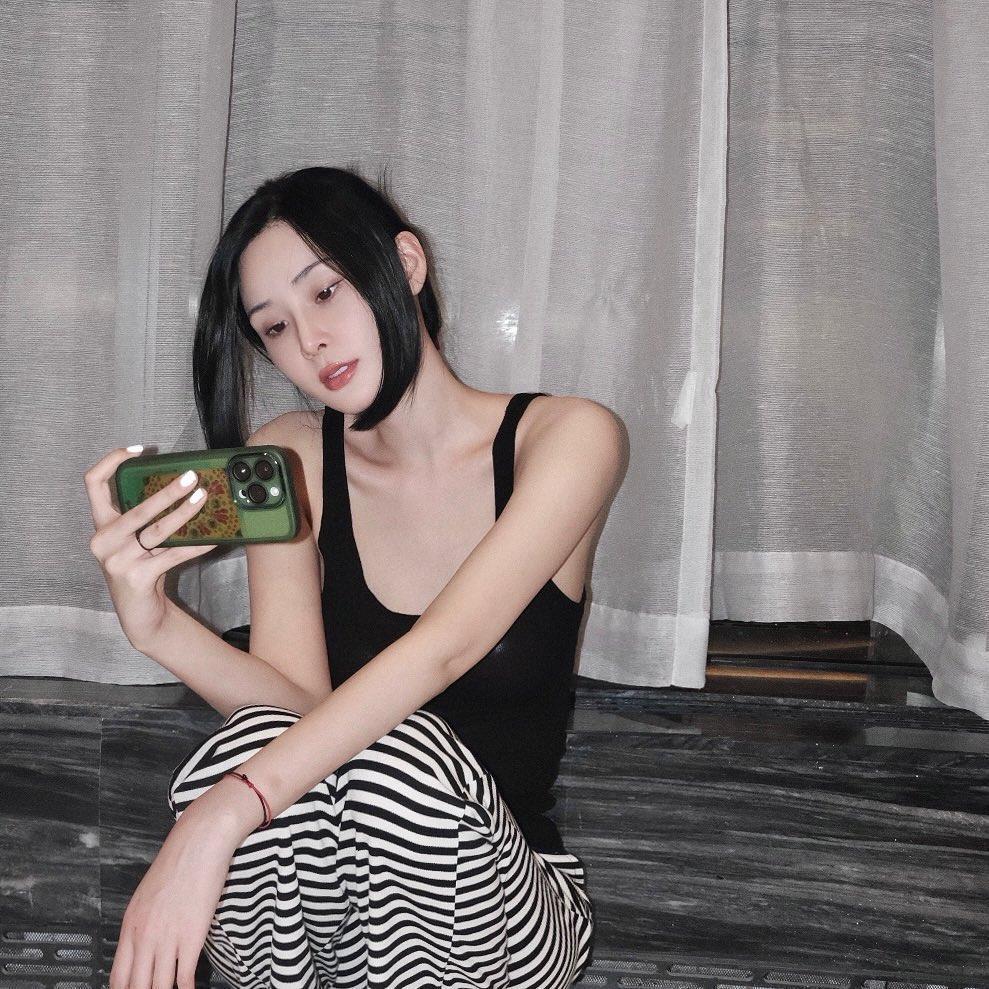 之前張穎穎還甩不掉汪小菲,現正美照連連放送。(翻攝IG)