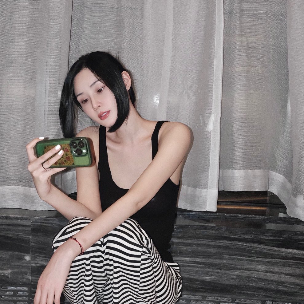 之前張穎穎還甩不掉汪小菲，現正美照連連放送。（翻攝IG）