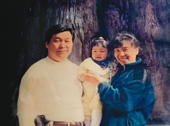 女兒3歲多時，唐四虎（左）和太太陳靜秋（右）一家到武陵農場遊玩。（唐四虎提供）