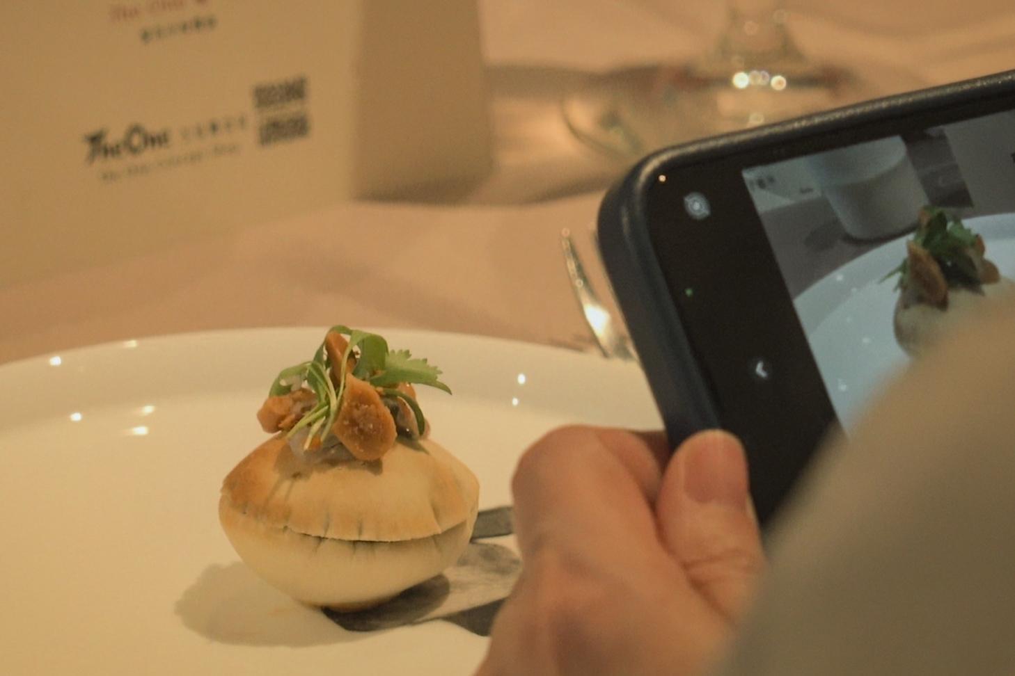 「腐乳醬皮蛋、口袋餅」是一道風味多變的開胃菜。(The One提供)