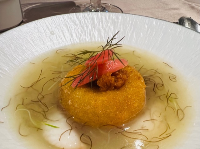 頗似日料煮物的「白蘆筍蟳羹」，也有辦桌菜的羹湯感。