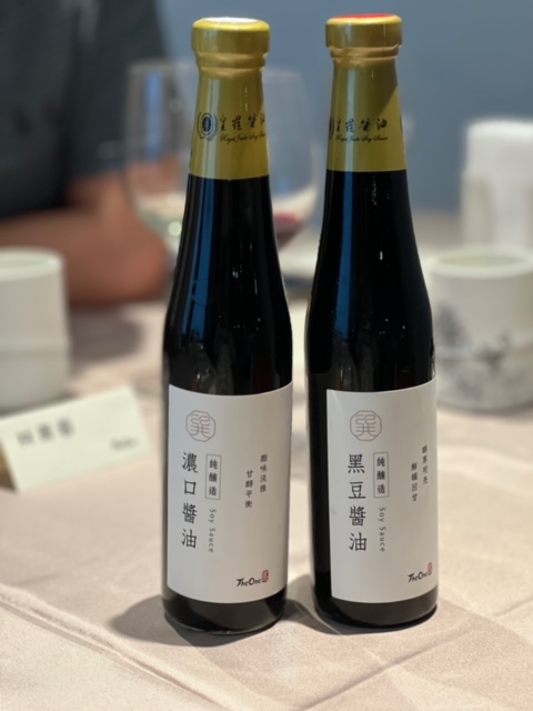 食材專家徐仲協助The One挑選的黑豆醬油、濃口醬油，為菜餚風味畫龍點睛。