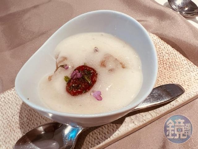 用The Herbal的鹿野紅烏龍梅酒製作的「紅烏龍梅酒冰沙」。