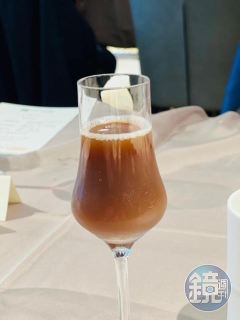 濃郁的鹿野紅烏龍梅酒也可以單喝,放點冰塊更好。