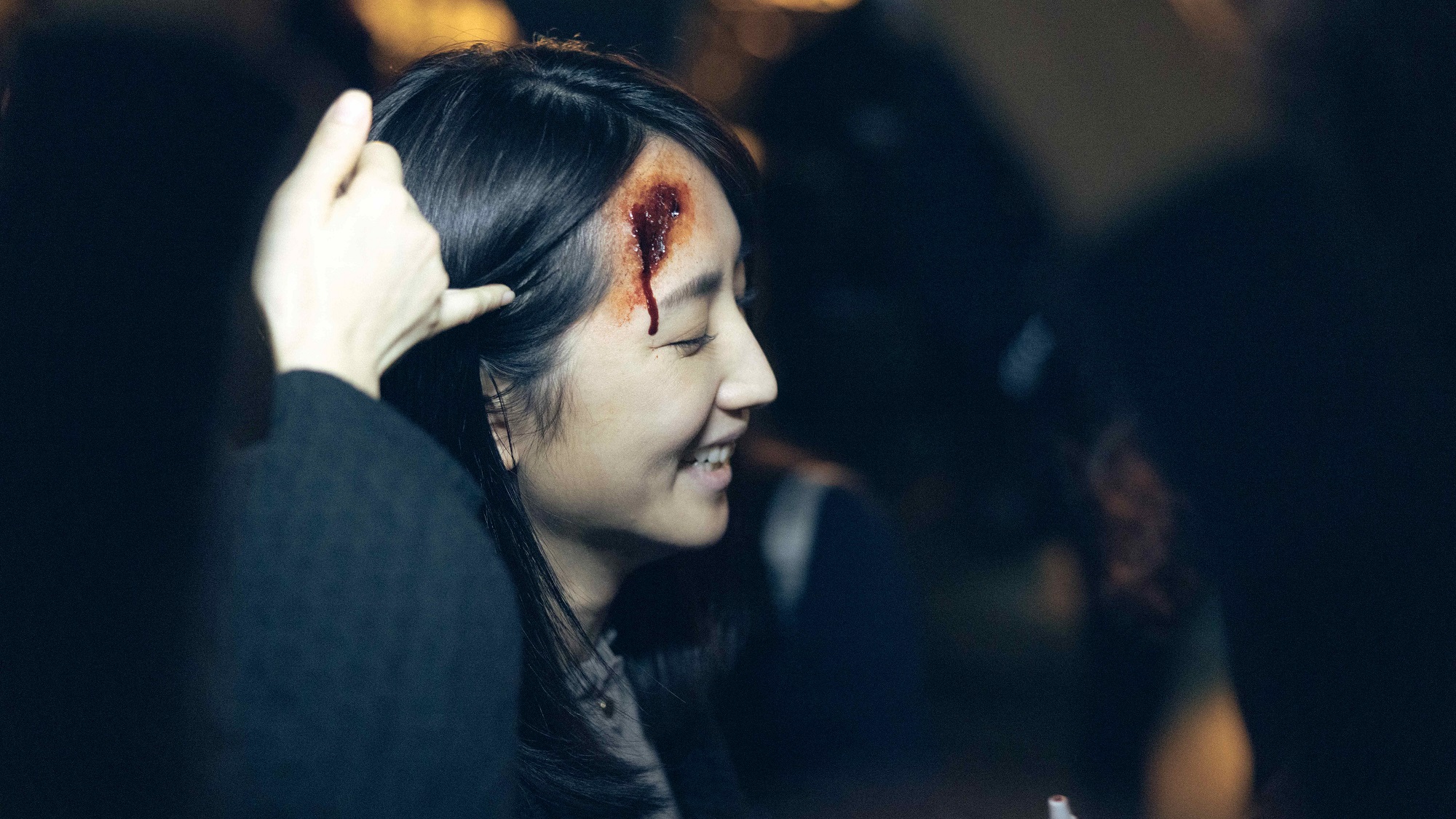 柯佳嬿在劇中被爆頭，拍攝時竟是大年初四。（Netflix提供）
