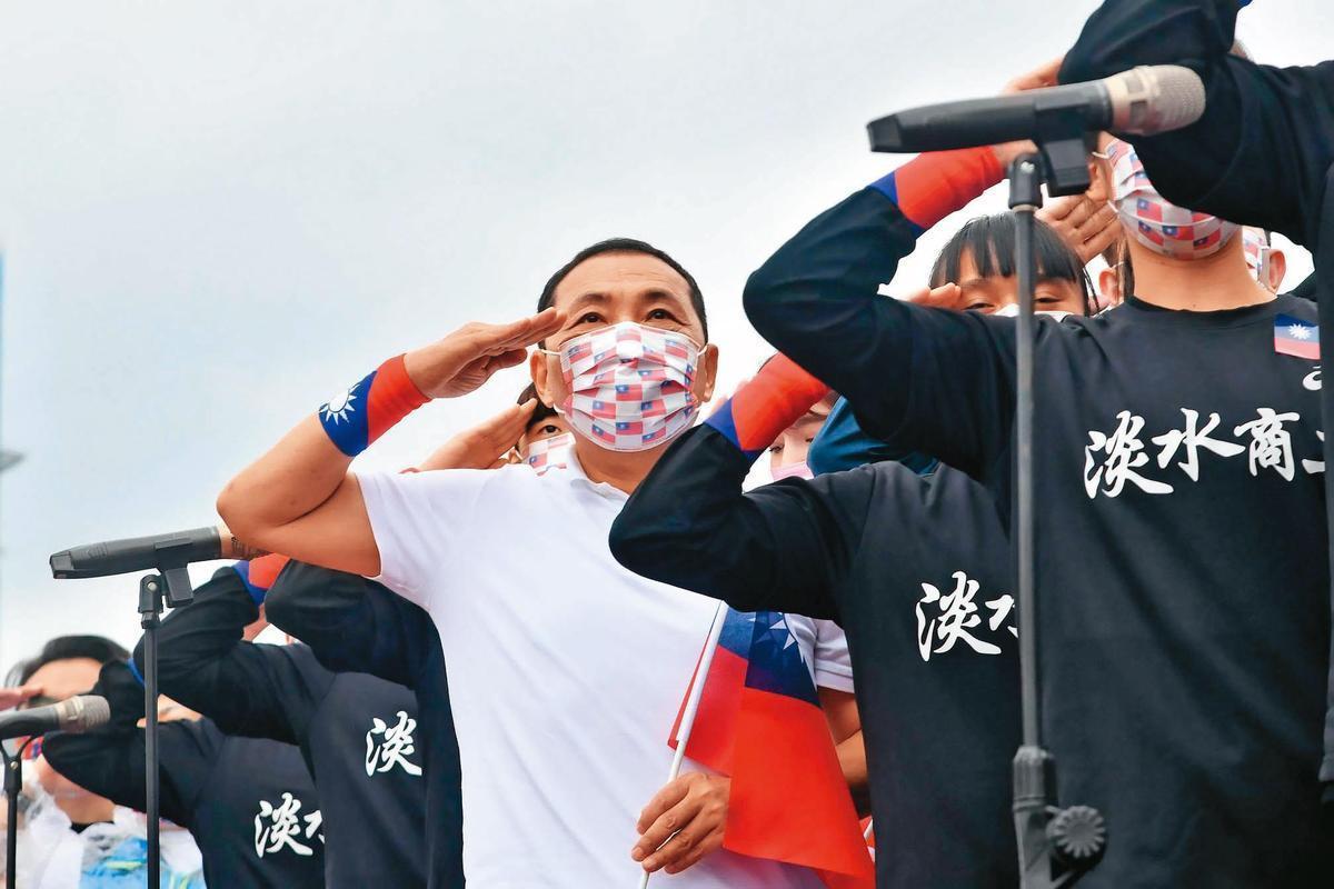 對於黨內準備好徵召，呼聲較大的候選人侯友宜（中）表示已準備好面對所有挑戰。（新北市政府提供）