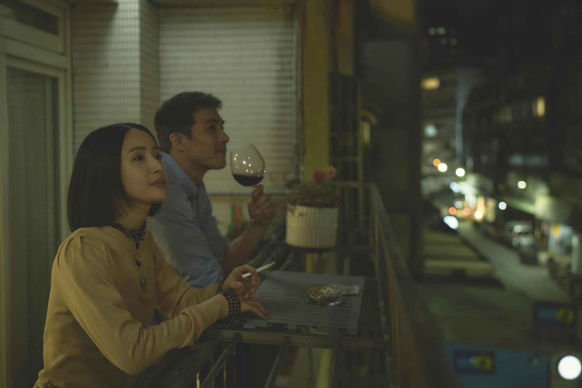 林依晨(左)《不夠善良的我們》詮釋有抽菸習慣的家庭主婦角色,賀軍翔(右)飾演其丈夫。(公共電視、MyVideo提供)