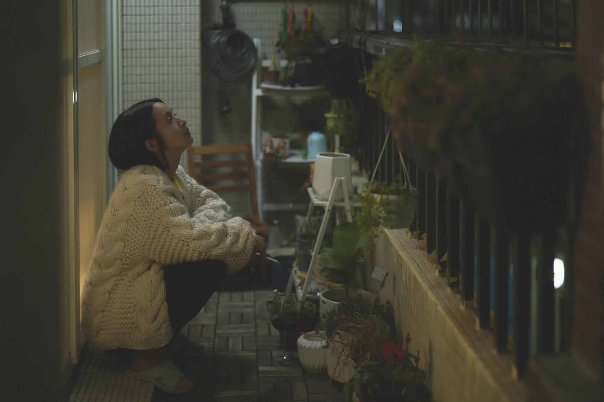 不會抽菸的林依晨為《不夠善良的我們》特地向多位媽媽討教「Me Time菸」的心境。(公共電視、MyVideo提供)