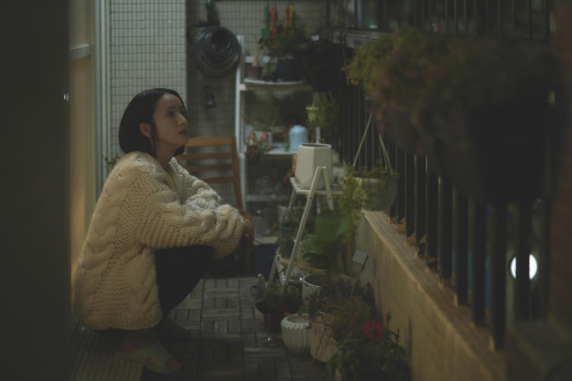 林依晨拍攝《不夠善良的我們》「Me Time菸」場景,抽了7支菸當場暈菸。(公共電視、MyVideo提供)