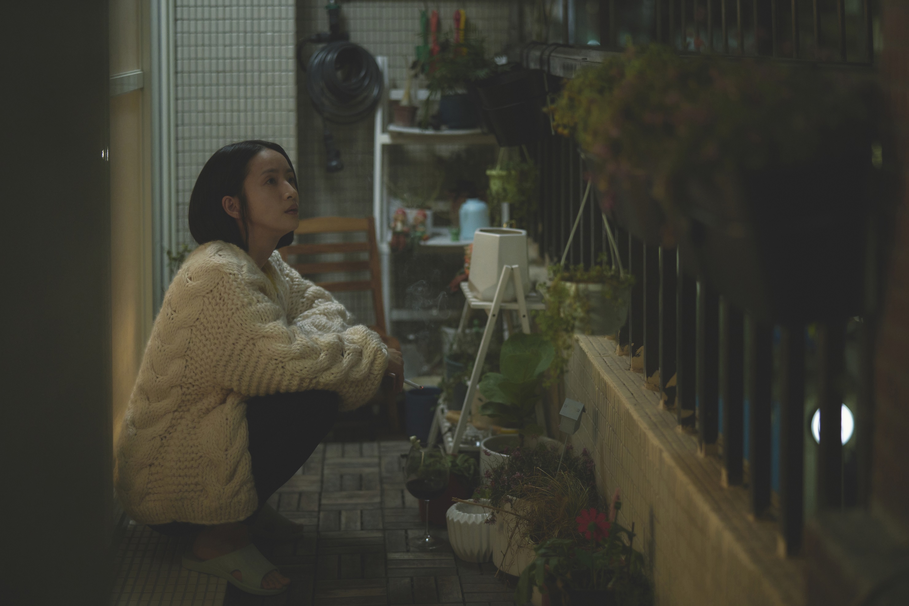 林依晨拍攝《不夠善良的我們》「Me Time菸」場景，抽了7支菸當場暈菸。（公共電視、MyVideo提供）