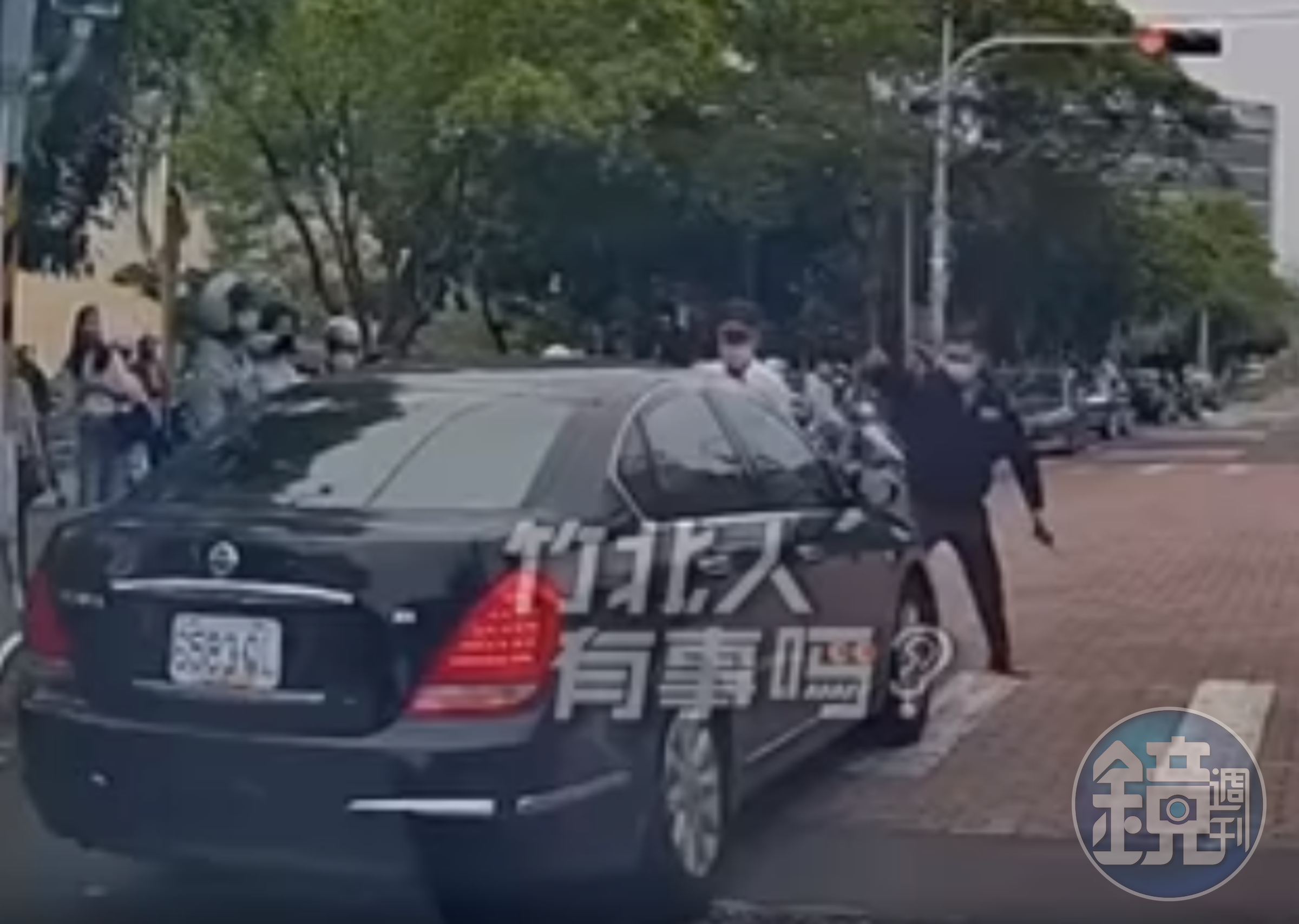 有家長(黑衣)看不下去,怒捶引擎蓋。(翻攝自竹北人有事嗎臉書社團)
