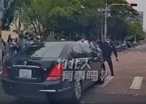 有家長（黑衣）看不下去，怒捶引擎蓋。（翻攝自竹北人有事嗎臉書社團）