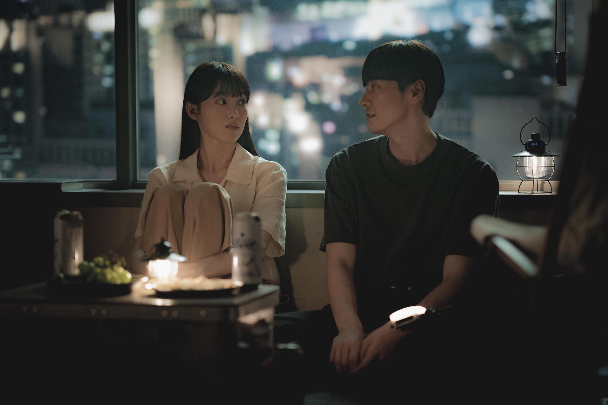《原來這就是愛啊》由金英光（右）、李聖經（左）主演，今晚迎接大結局。（Disney+提供）