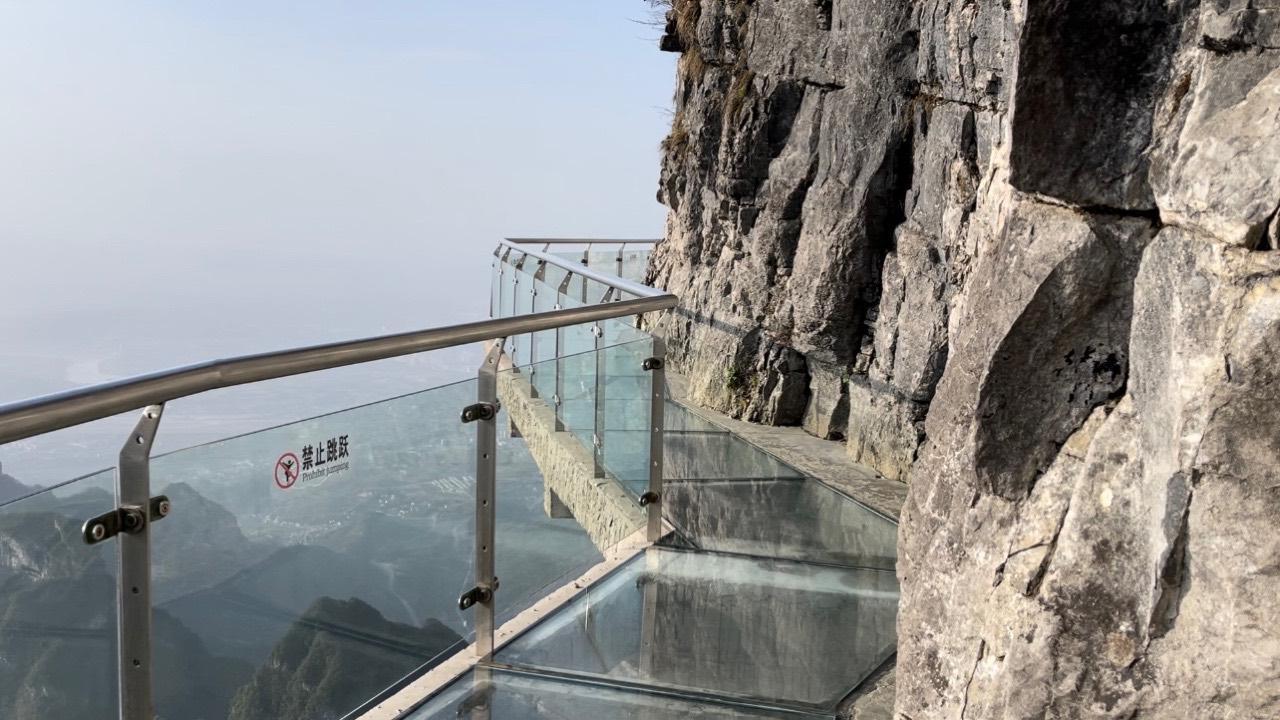 有4名遊客日前集體在張家界天門山景區的玻璃棧道上跳崖。（翻攝自大象新聞）