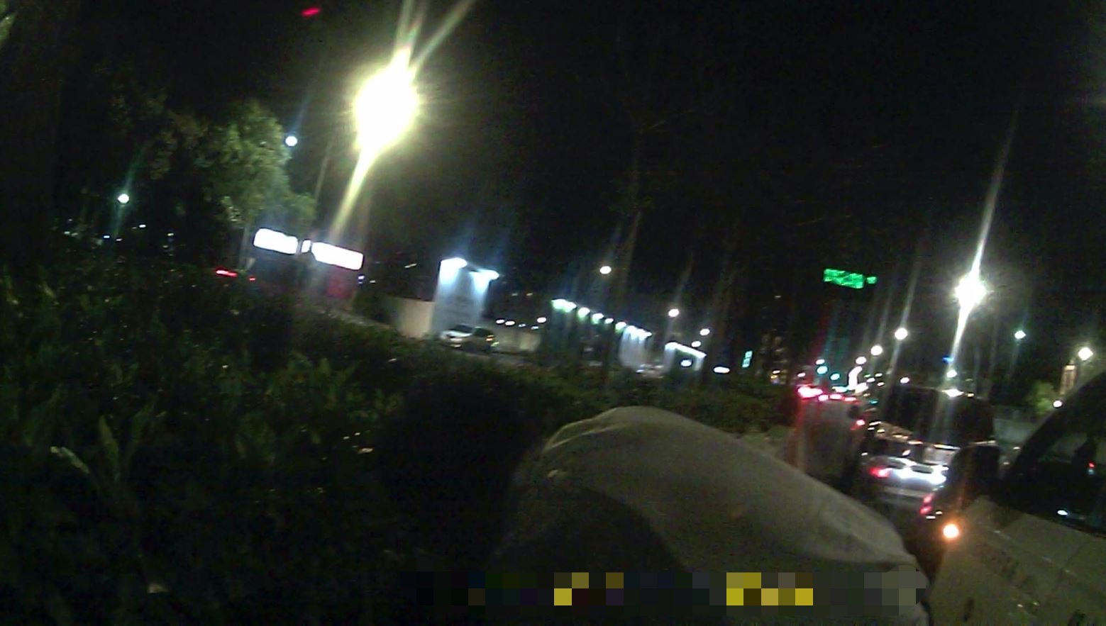 陳男自知酒後開車，遇警攔查隨即下車趴在分隔島催吐。（翻攝畫面）