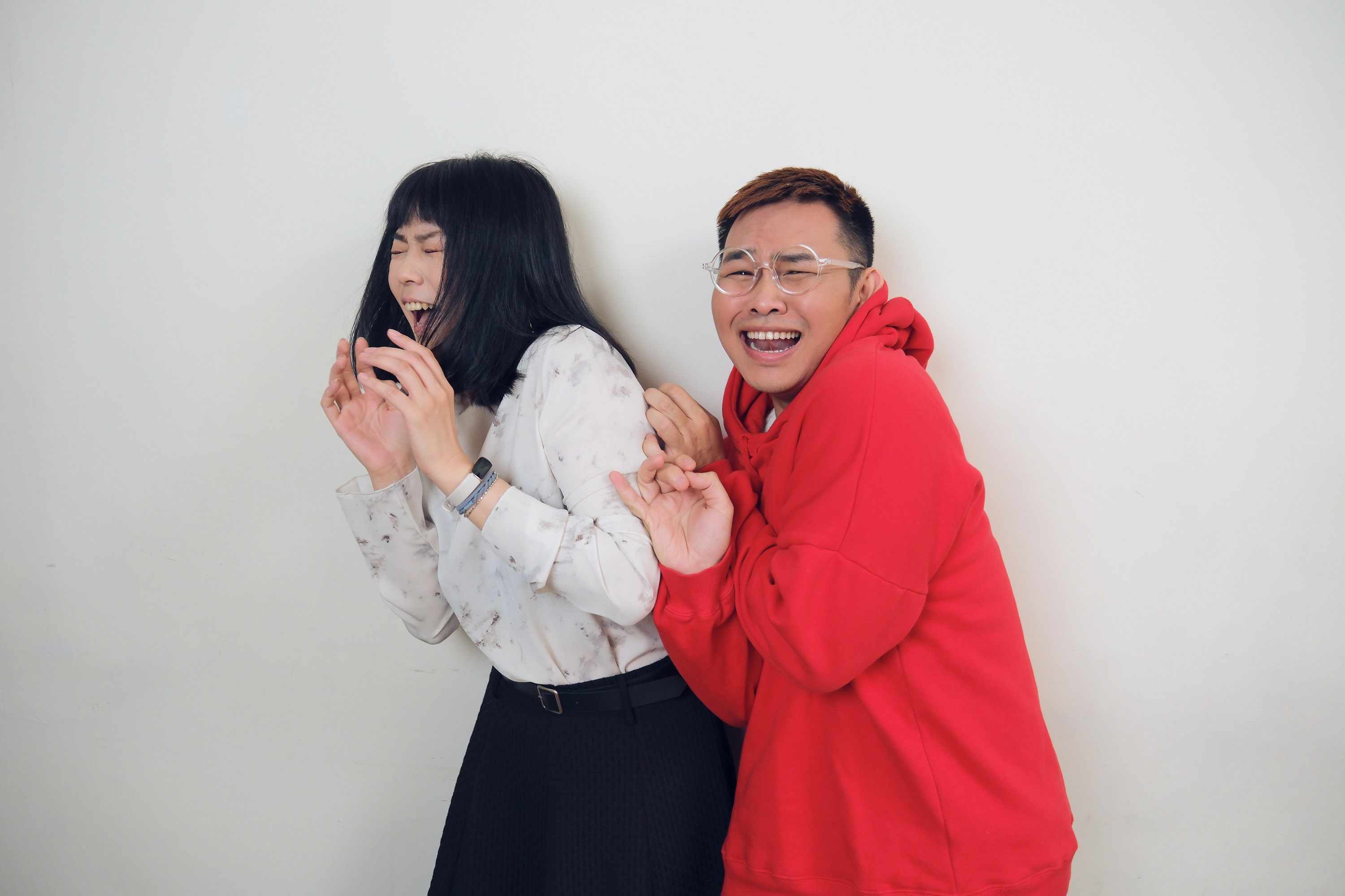 曹雅雯與那那大師回顧華語歌曲經典恐怖靈異影像時，嚇壞自己。（小鋼砲娛樂提供）