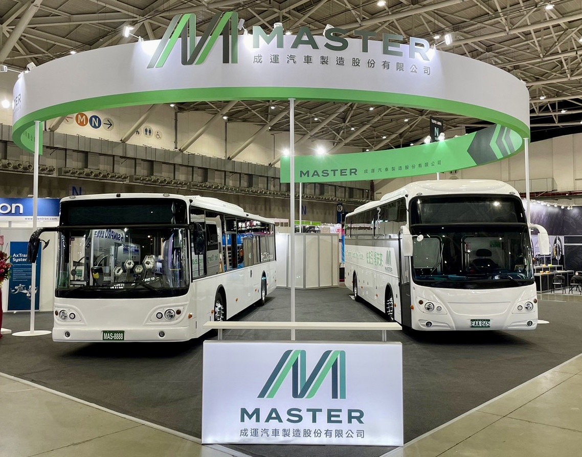 右為成運電動城際巴士，左為12米2門低地板電動市區巴士。