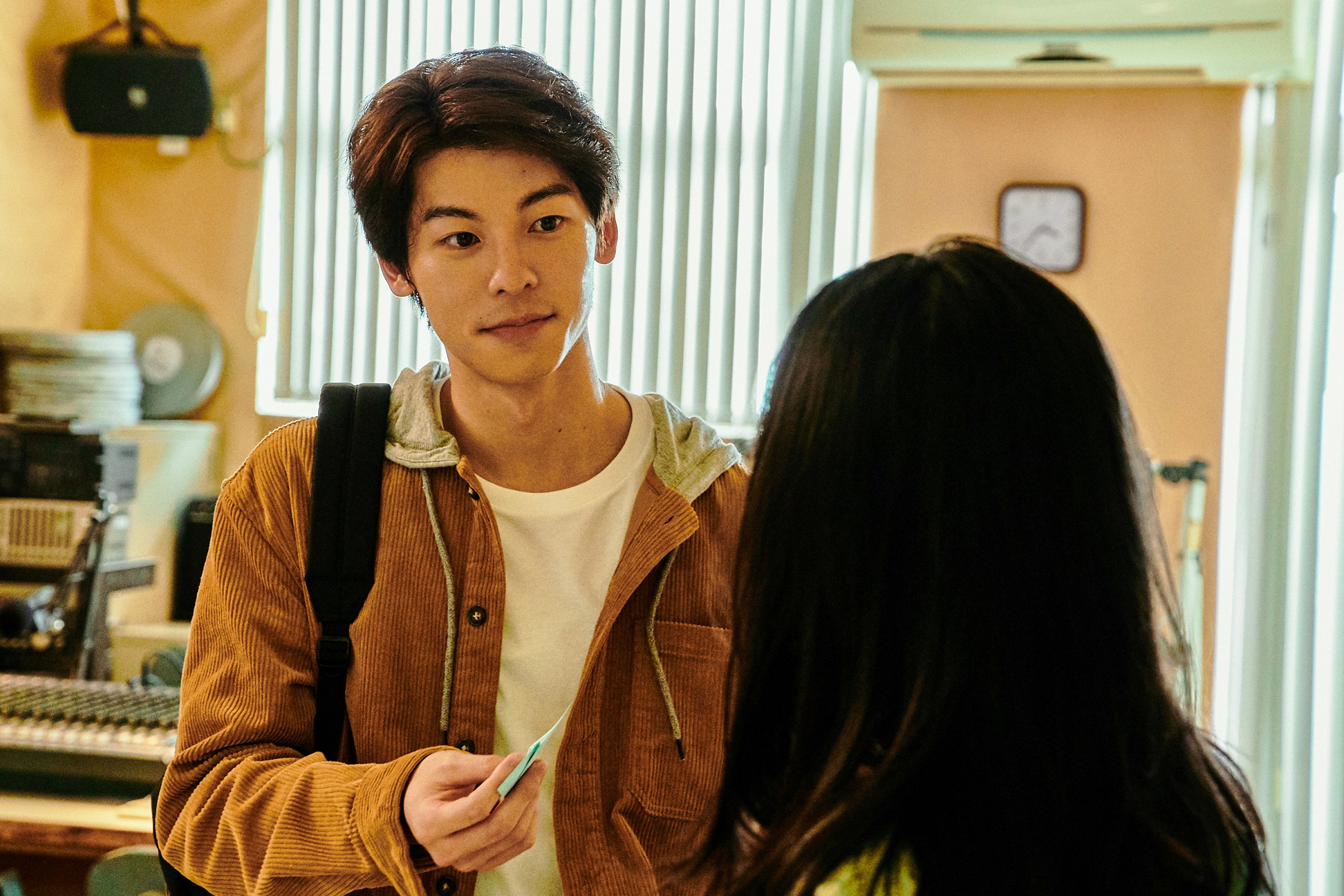 許光漢自認個性悶騷，無法像角色一樣直球告白。（華映提供）