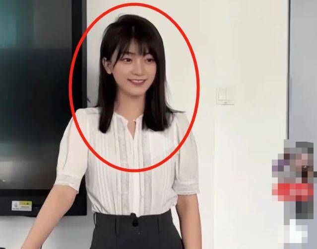女教師一頭黑長直，皮膚白皙，加上甜美的笑容，顏值頗高。（翻攝騰訊）