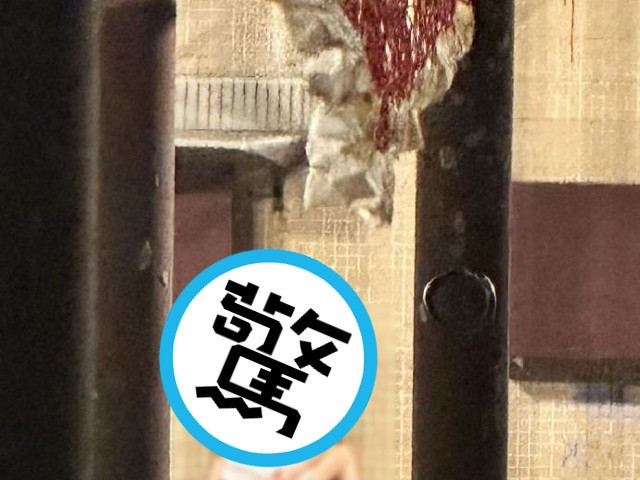 大學情侶公然在籃球場活春宮，鄉民「實況轉播」更嗨！女生比男生還激動。（翻自微博）