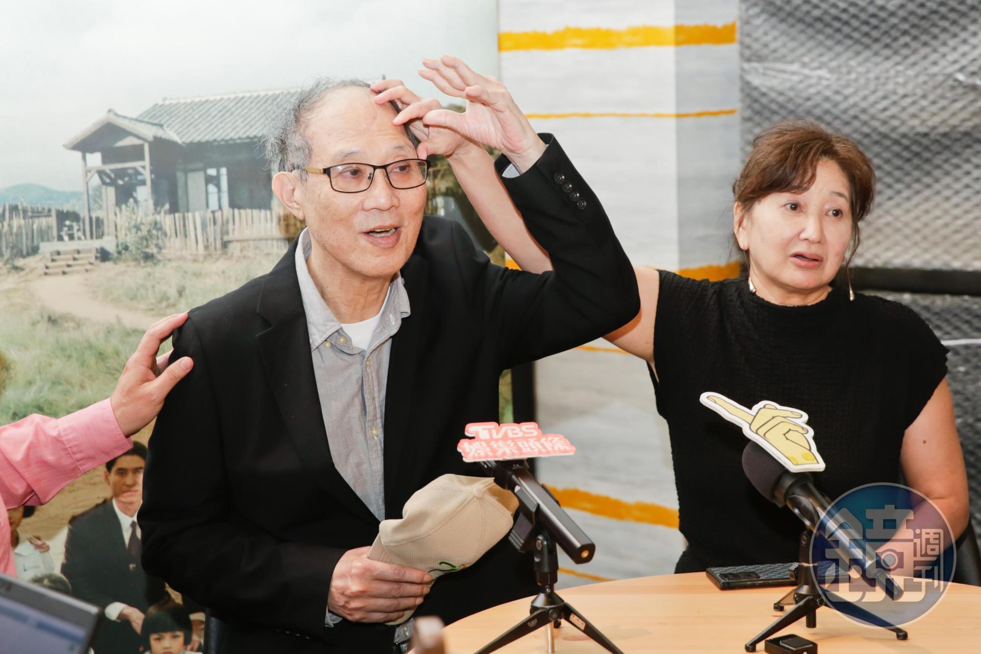 萬仁(左)1年多前泡溫泉時不慎跌倒受重傷,頭蓋骨碎裂,他脫下帽子秀出頭頂,外觀看來與一般人無異,但透露其實材質是鈦合金。