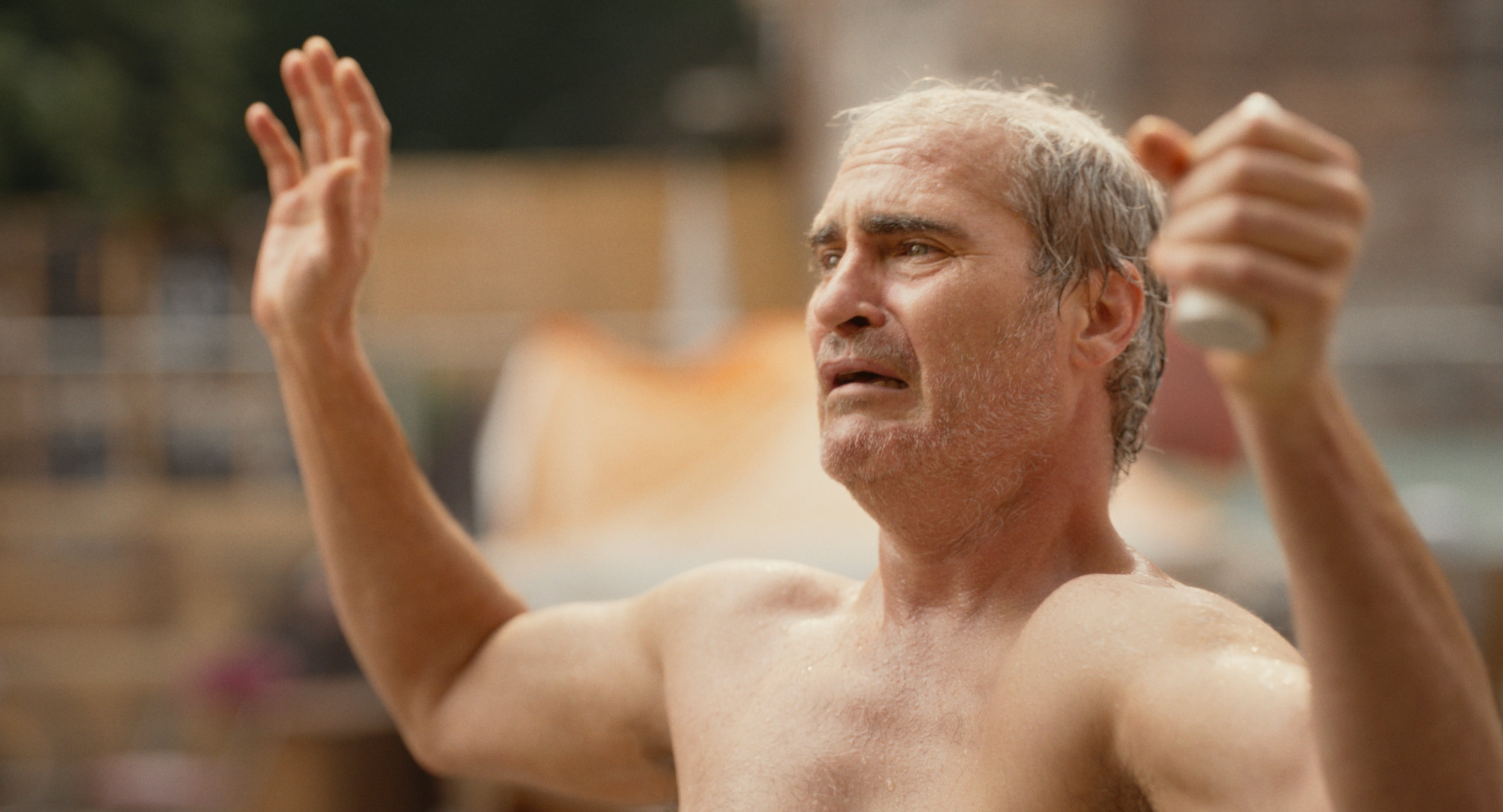 瓦昆菲尼克斯為拍 《寶可噩夢》增重演出，加上頭頂的半禿造型，成功變身路人阿伯。（双喜提供）