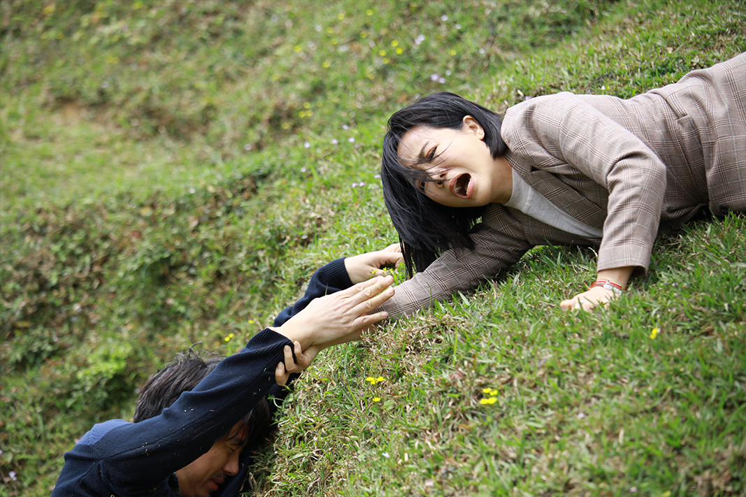 陳仙梅《市井豪門》救吳皓昇，坦言當媽之後有懼高症了。（民視提供）