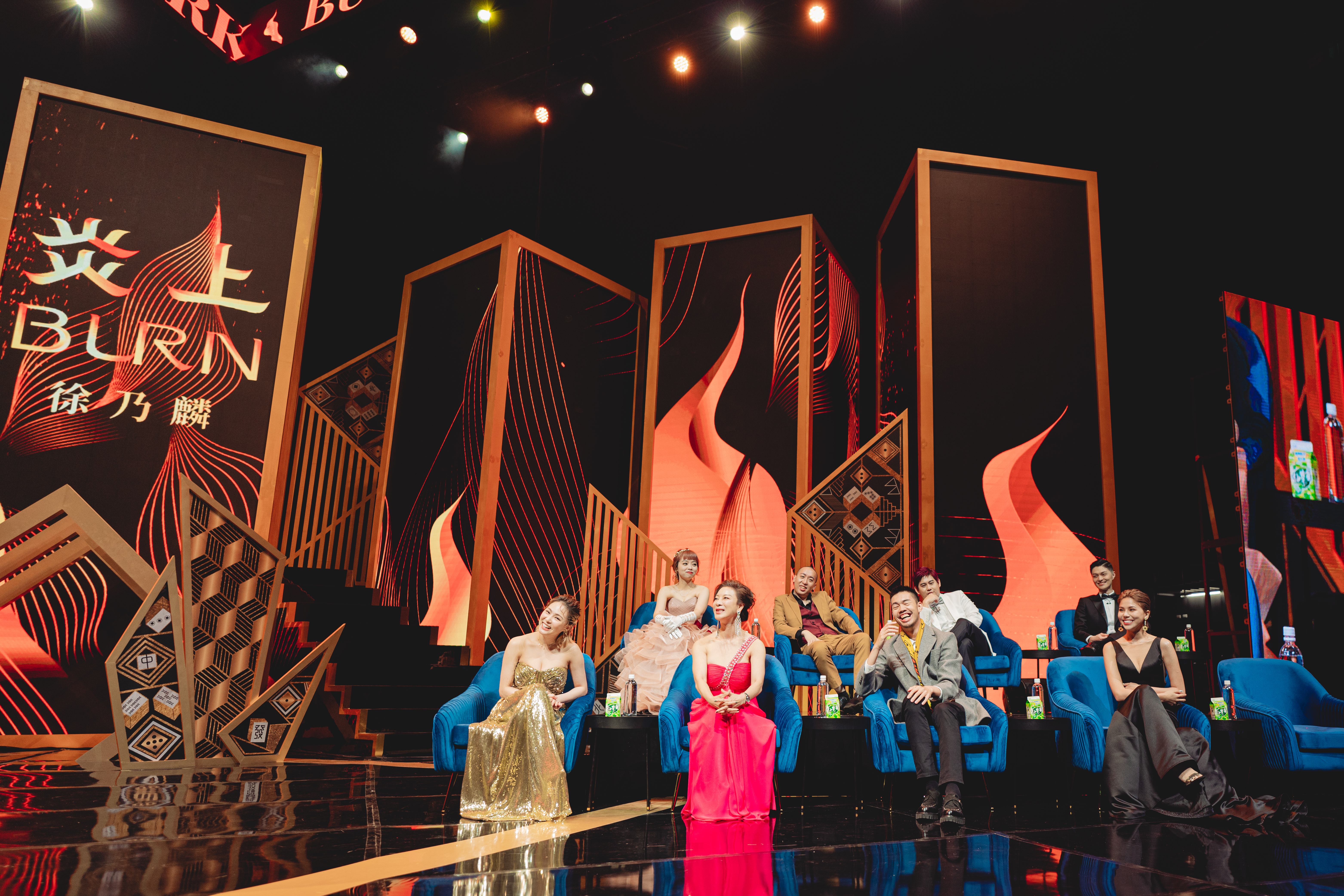 熊熊（左1）2021年參加《炎上 徐乃麟》的演出。（薩泰爾娛樂提供）