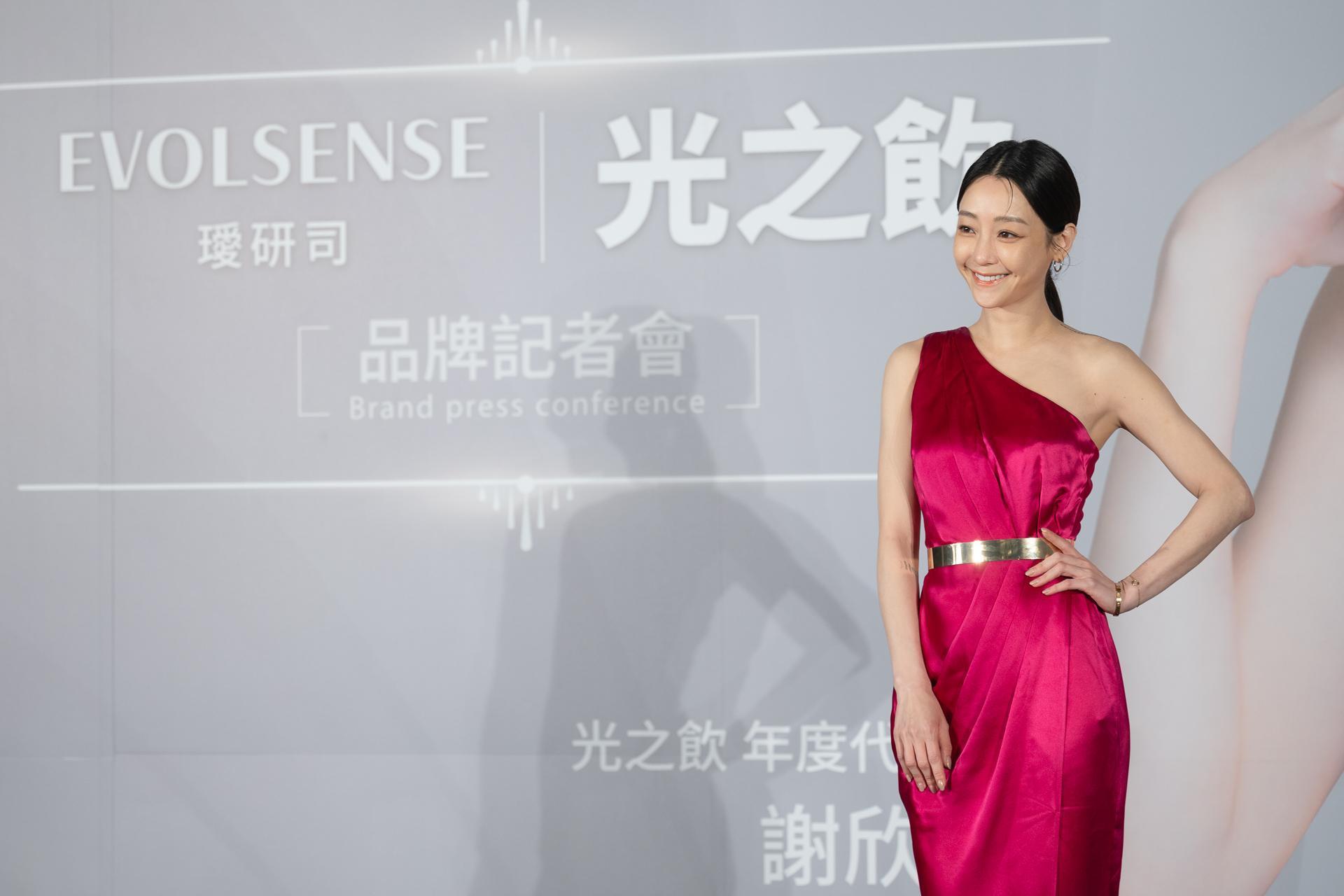 謝欣穎今盛裝代言美顏飲,與品牌創辦人合影。(璦研司提供)