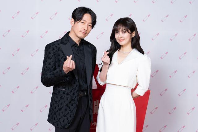 張娜拉和張赫今(12日)出席《特務家族》記者會。(翻攝tVN)