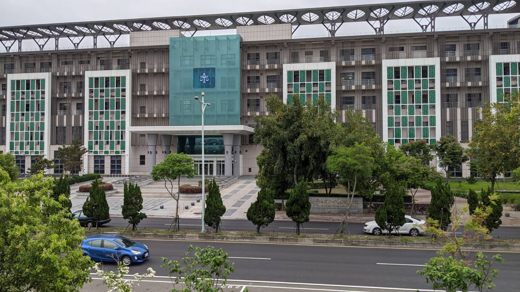 新竹地院今審理毒品案時，被告居然當庭拿筆猛插自己脖子，血濺法庭，所幸傷者送醫處理後目前並無大礙。（本刊資料照）