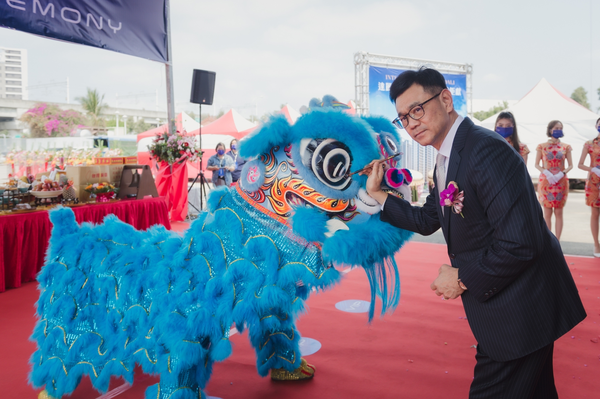 達麗建設董事長謝志長獵地偏好軌道經濟，二年前與白天鵝建設聯手用最高價標下台中高鐵特區地王「達麗高鐵案」，12日舉行開工動土典禮，該案預計年底才會正式對外銷售。（業者提供）